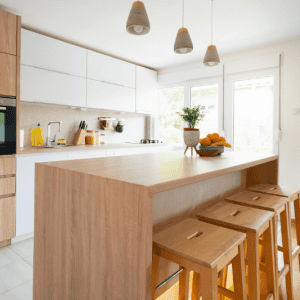 מטבח חמים ומודרני - מטבחים לבנים עם עץ לקבלת השילוב המושלם לעיצוב חמים ומודרני